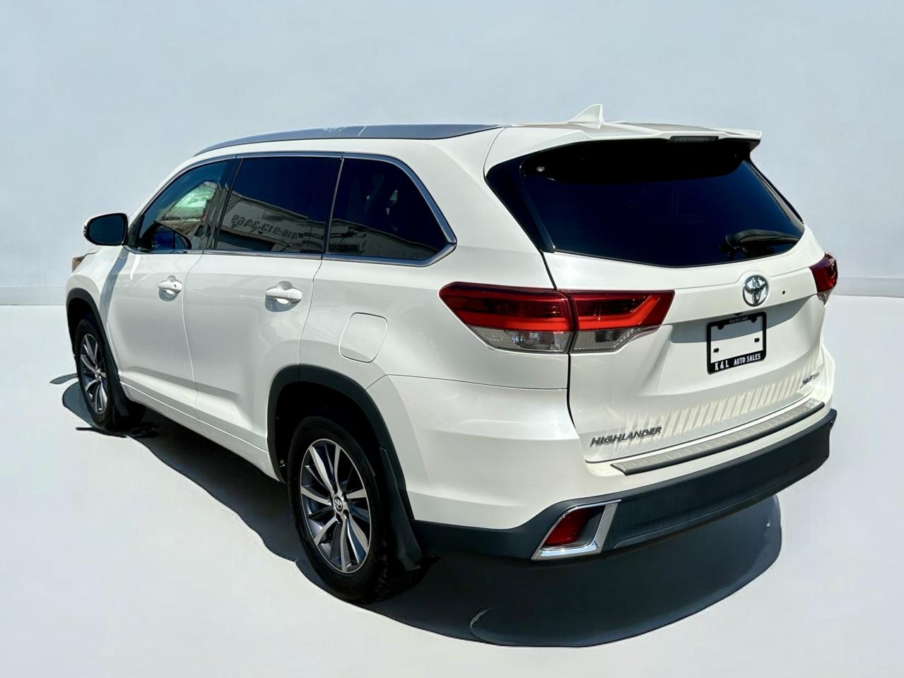 2018 Toyota Highlander XLE ~ 8 PASSENGER ~ NO ACCIDENTS Photo3