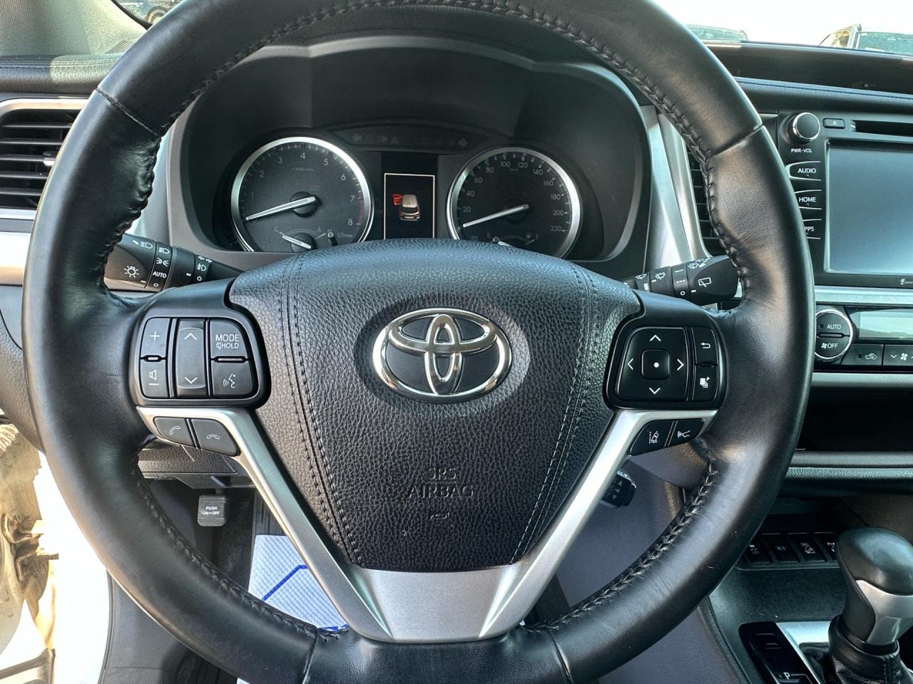 2018 Toyota Highlander XLE ~ 8 PASSENGER ~ NO ACCIDENTS Photo
