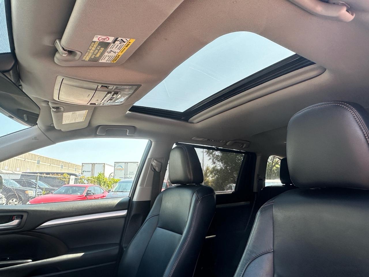 2018 Toyota Highlander XLE ~ 8 PASSENGER ~ NO ACCIDENTS Photo