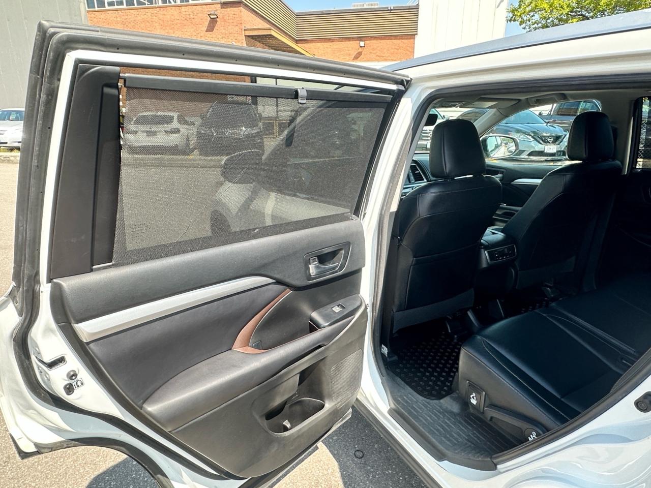 2018 Toyota Highlander XLE ~ 8 PASSENGER ~ NO ACCIDENTS Photo