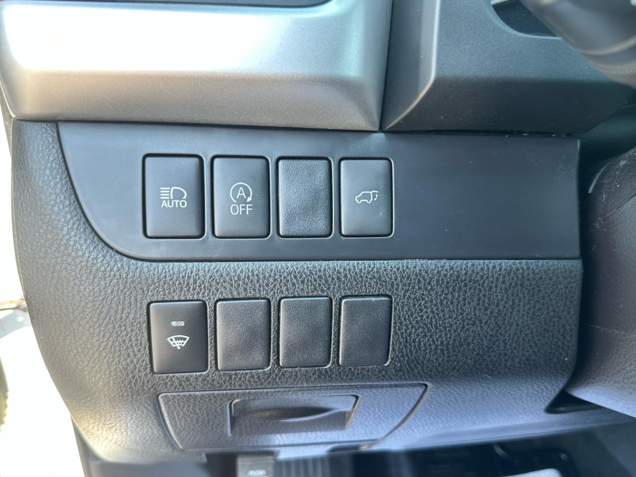 2018 Toyota Highlander XLE ~ 8 PASSENGER ~ NO ACCIDENTS Photo