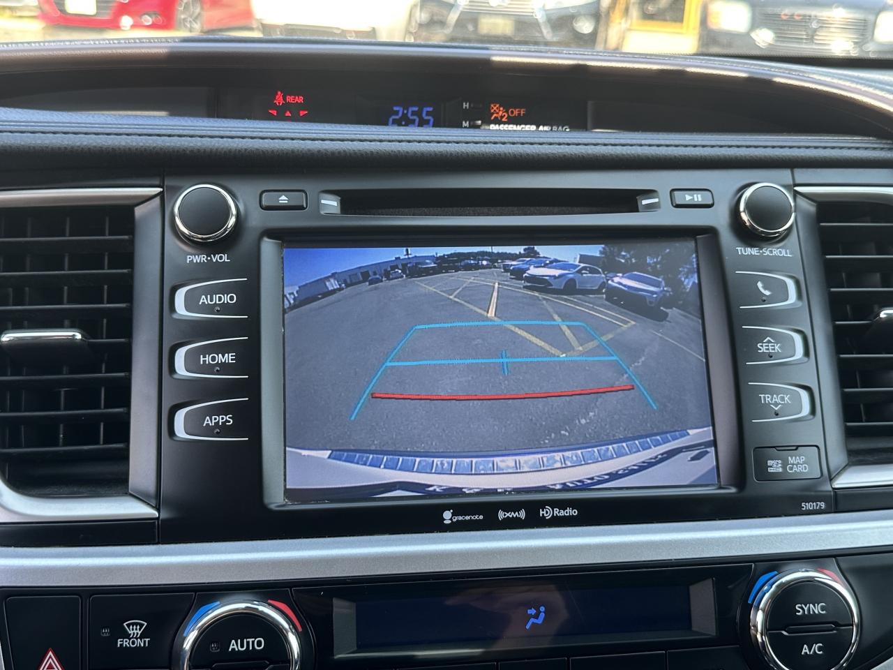 2018 Toyota Highlander XLE ~ 8 PASSENGER ~ NO ACCIDENTS Photo