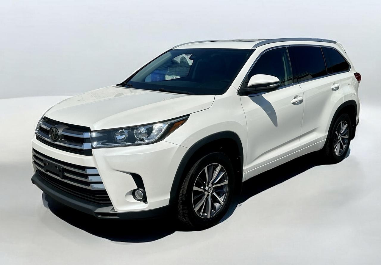2018 Toyota Highlander XLE ~ 8 PASSENGER ~ NO ACCIDENTS Photo0