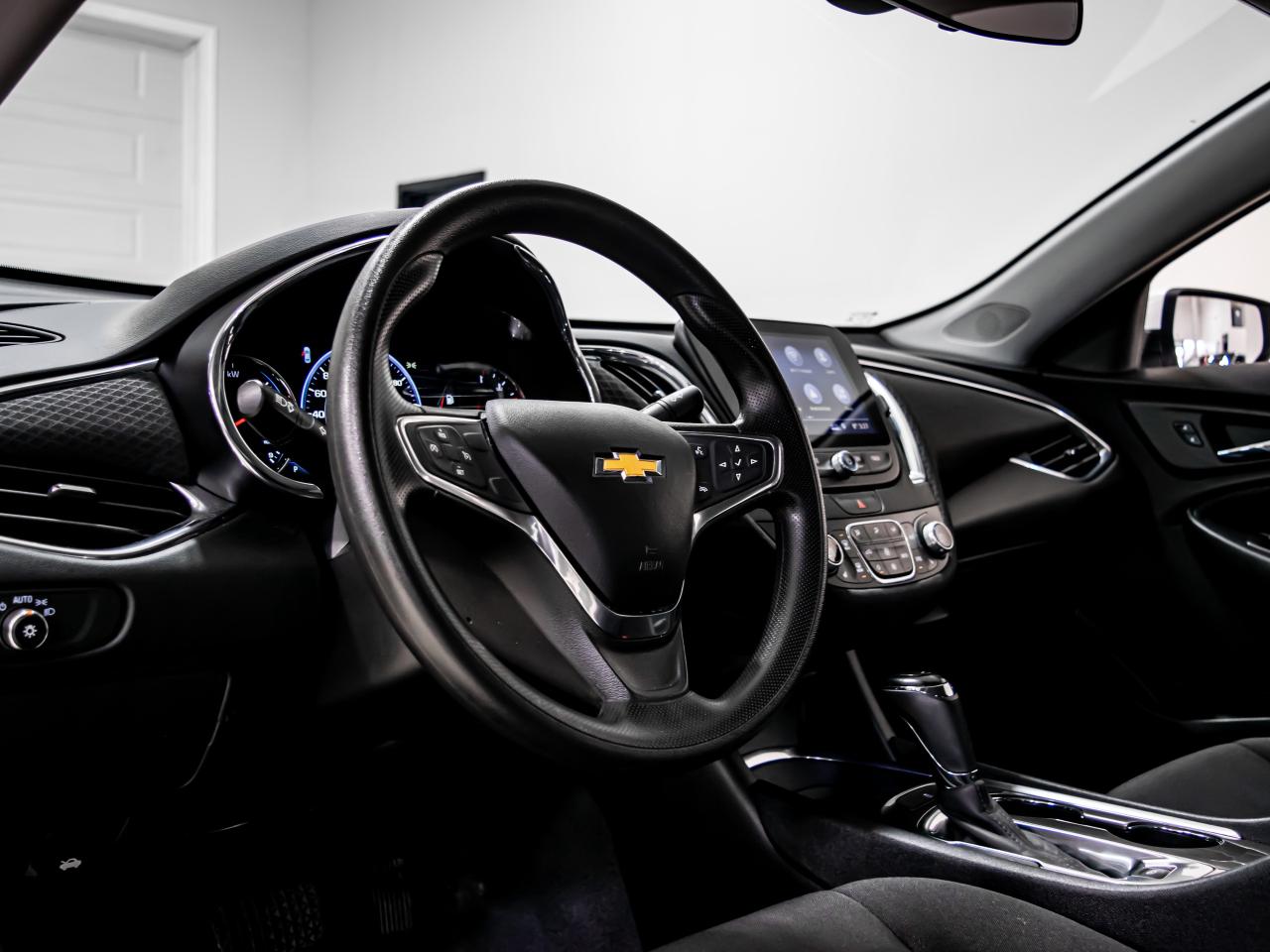 2019 Chevrolet Malibu HYBRID APPLE CARPLAY REAR VIEW CAMERA Photo