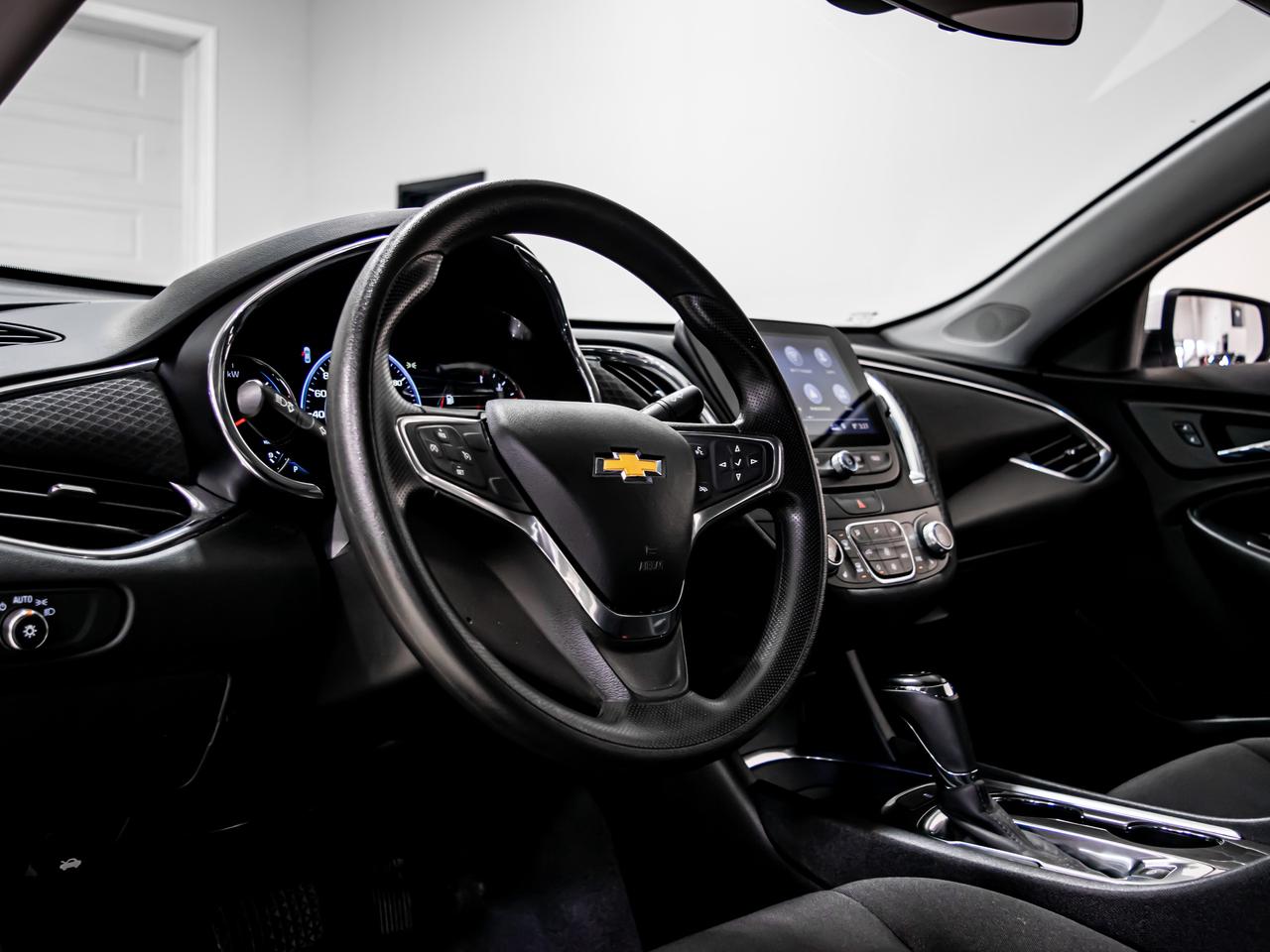 2019 Chevrolet Malibu HYBRID APPLE CARPLAY REAR VIEW CAMERA Photo