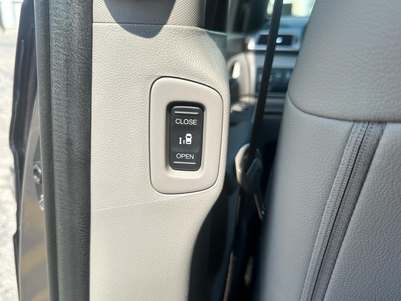 2016 Honda Odyssey EX-L w/RES ~ DVD ~ LEATHER ~ SUNROOF Photo