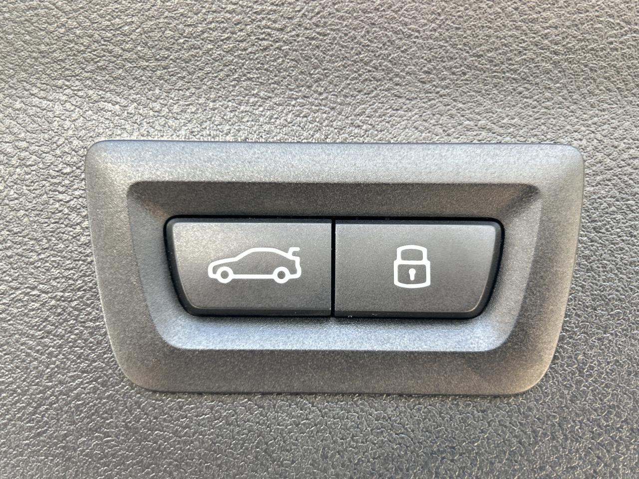 2025 BMW X4 HEADS UP DISPLAY, CARPLAY, PANOROOF,AMBIENT LIGHTS Photo