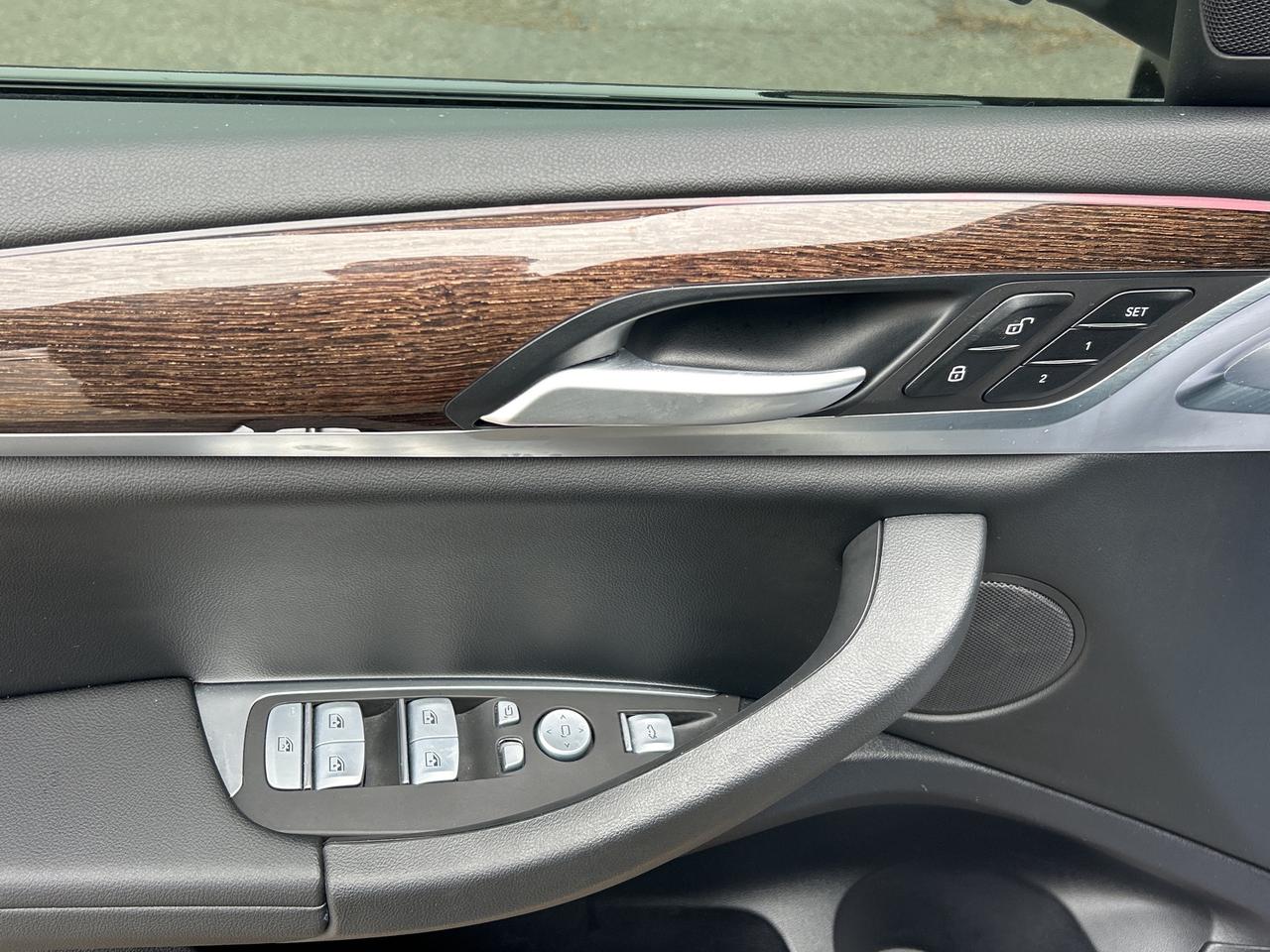 2025 BMW X4 HEADS UP DISPLAY, CARPLAY, PANOROOF,AMBIENT LIGHTS Photo