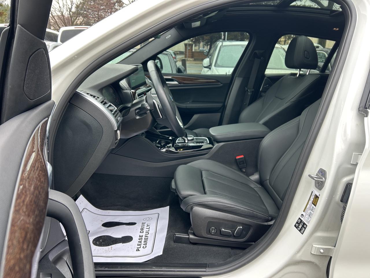 2025 BMW X4 HEADS UP DISPLAY, CARPLAY, PANOROOF,AMBIENT LIGHTS Photo