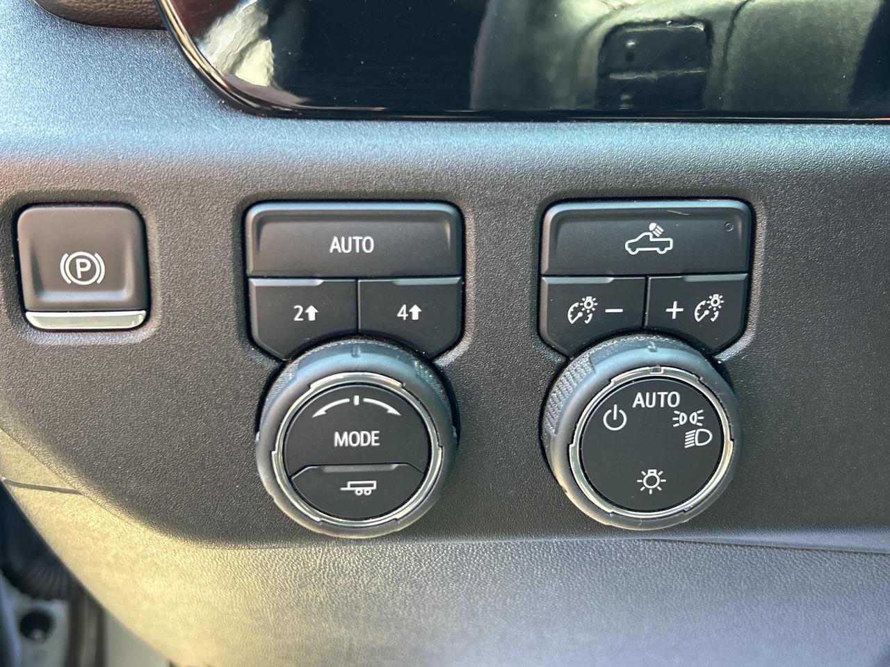 2025 Chevrolet Silverado 1500 5.3LV8, RUNNING BOARDS, SPRAY IN BEDLINER! CARPLAY Photo