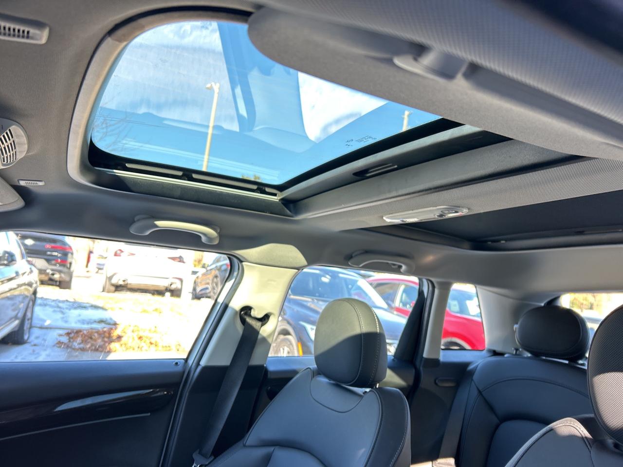 2024 MINI 5 Door S, PREMIER LINE 2.0, NAVI, PANOROOF, CARPLAY Photo