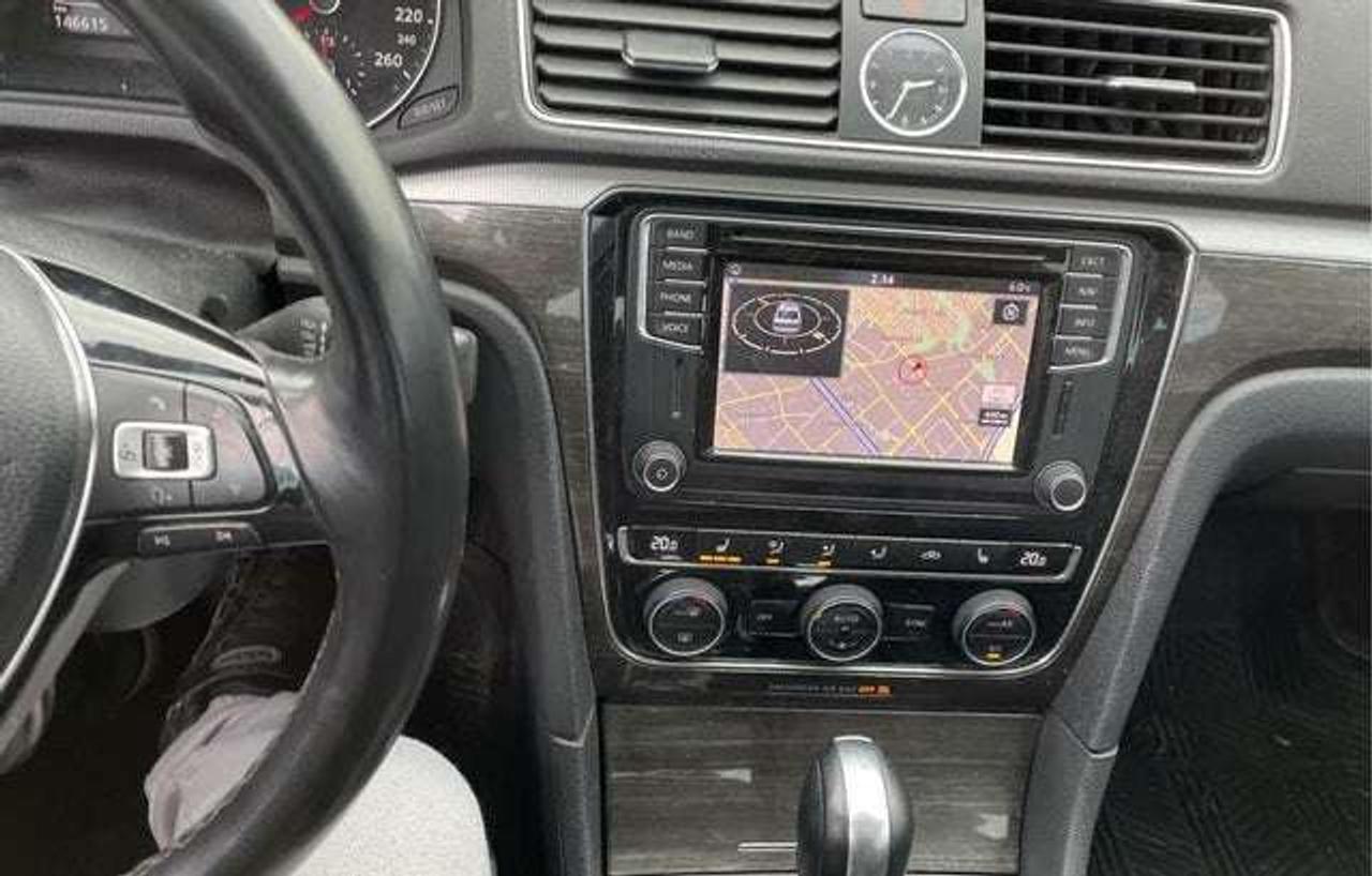 2016 Volkswagen Passat SE Photo