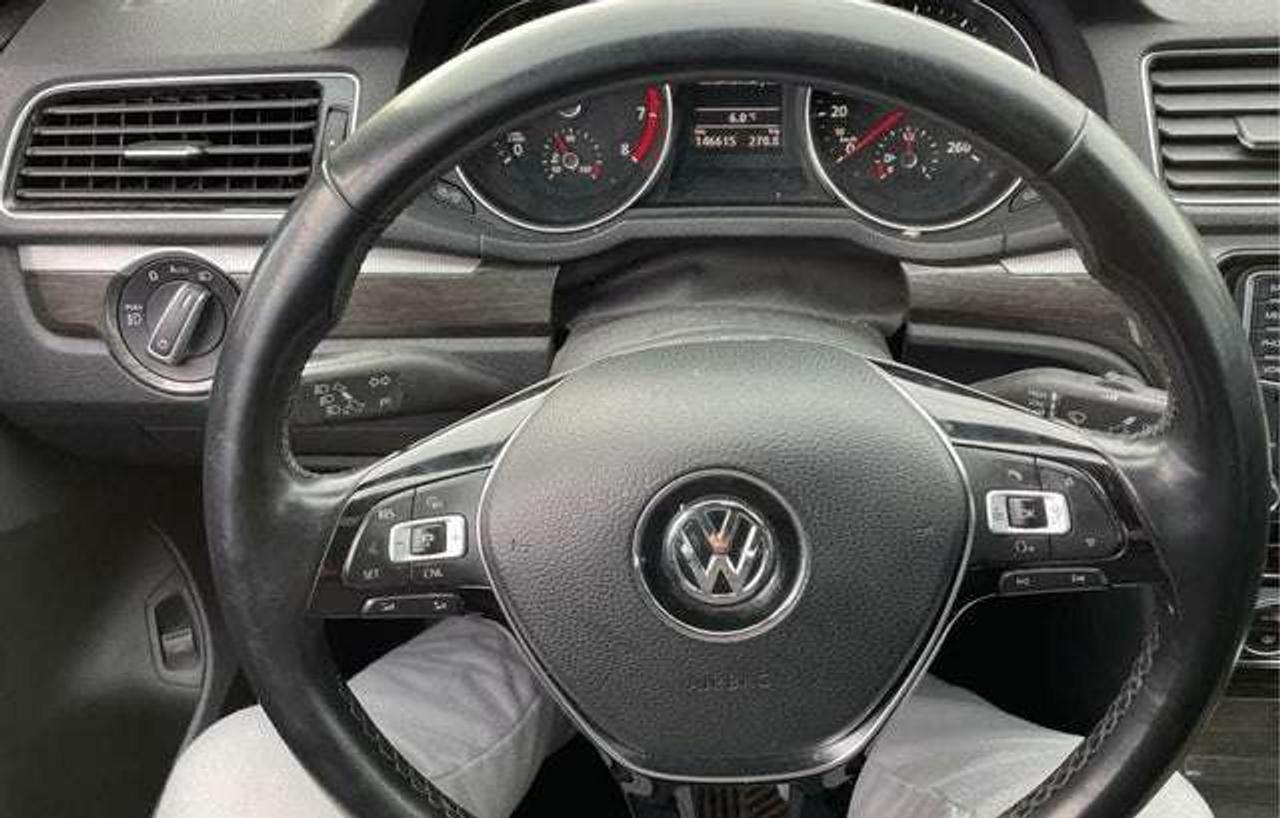 2016 Volkswagen Passat SE Photo
