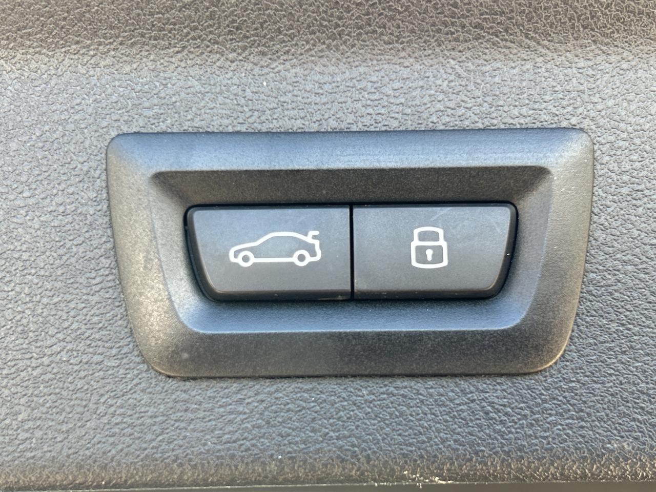 2024 BMW X3 AMBIENT LIGHT,PANOROOF, CARPLAY,NAVI,NEW TIRES Photo