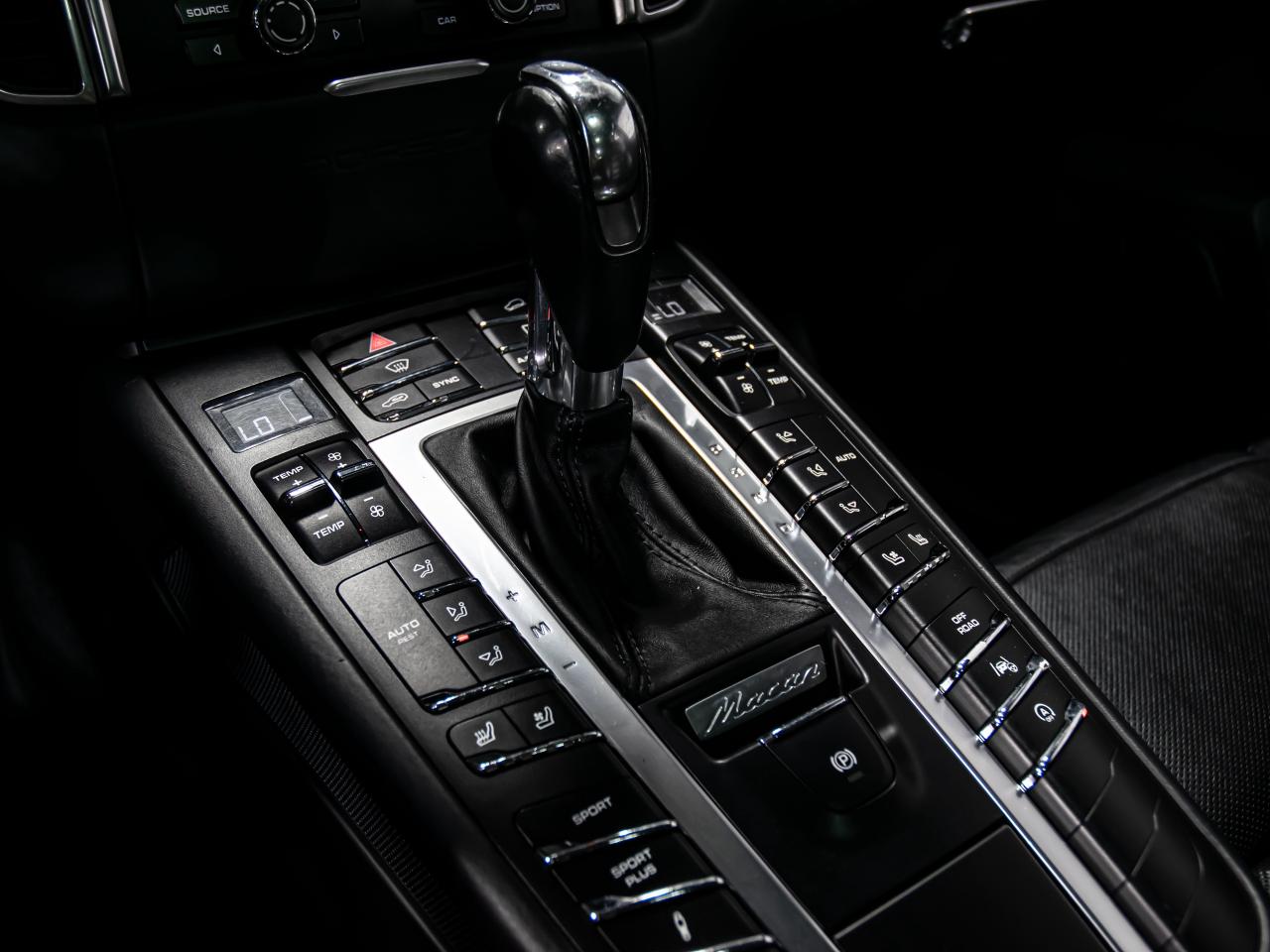 2016 Porsche Macan AWD TURBO BLIND SPOTS NAVI BOSE SOUND SYSTEM Photo