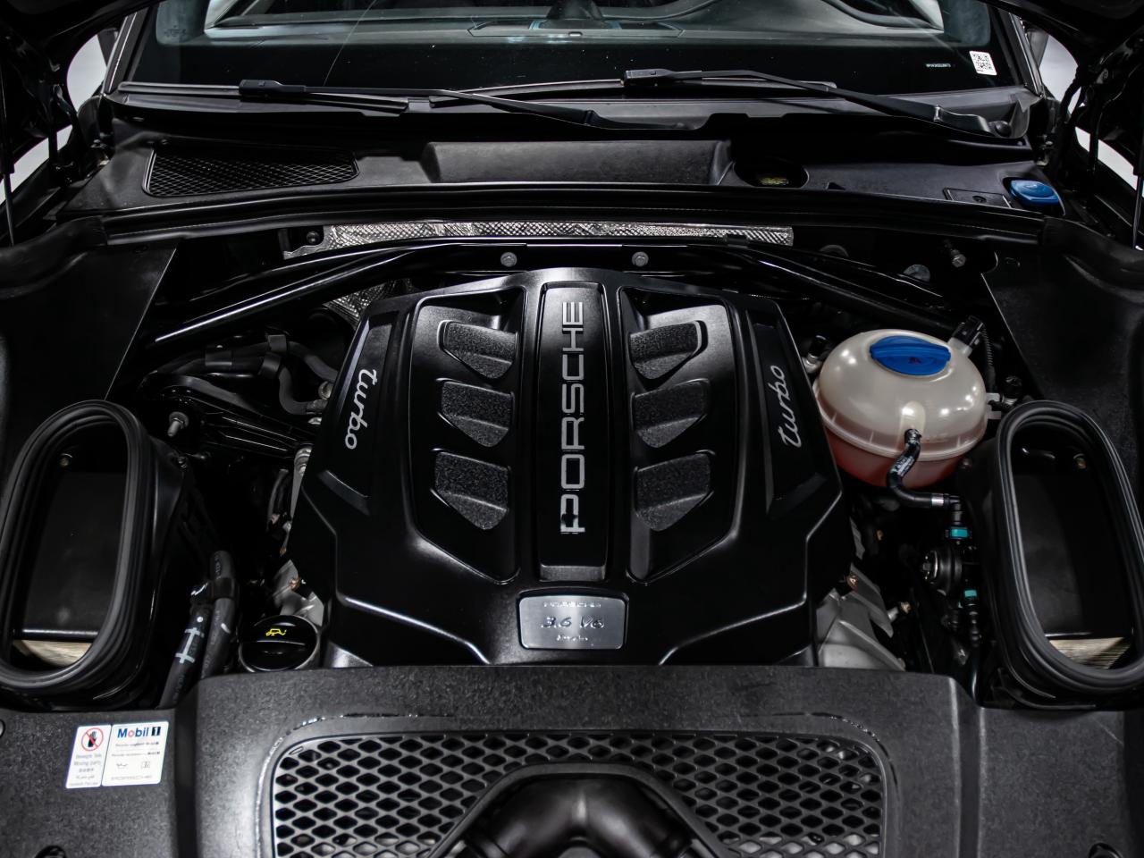 2016 Porsche Macan AWD TURBO BLIND SPOTS NAVI BOSE SOUND SYSTEM Photo