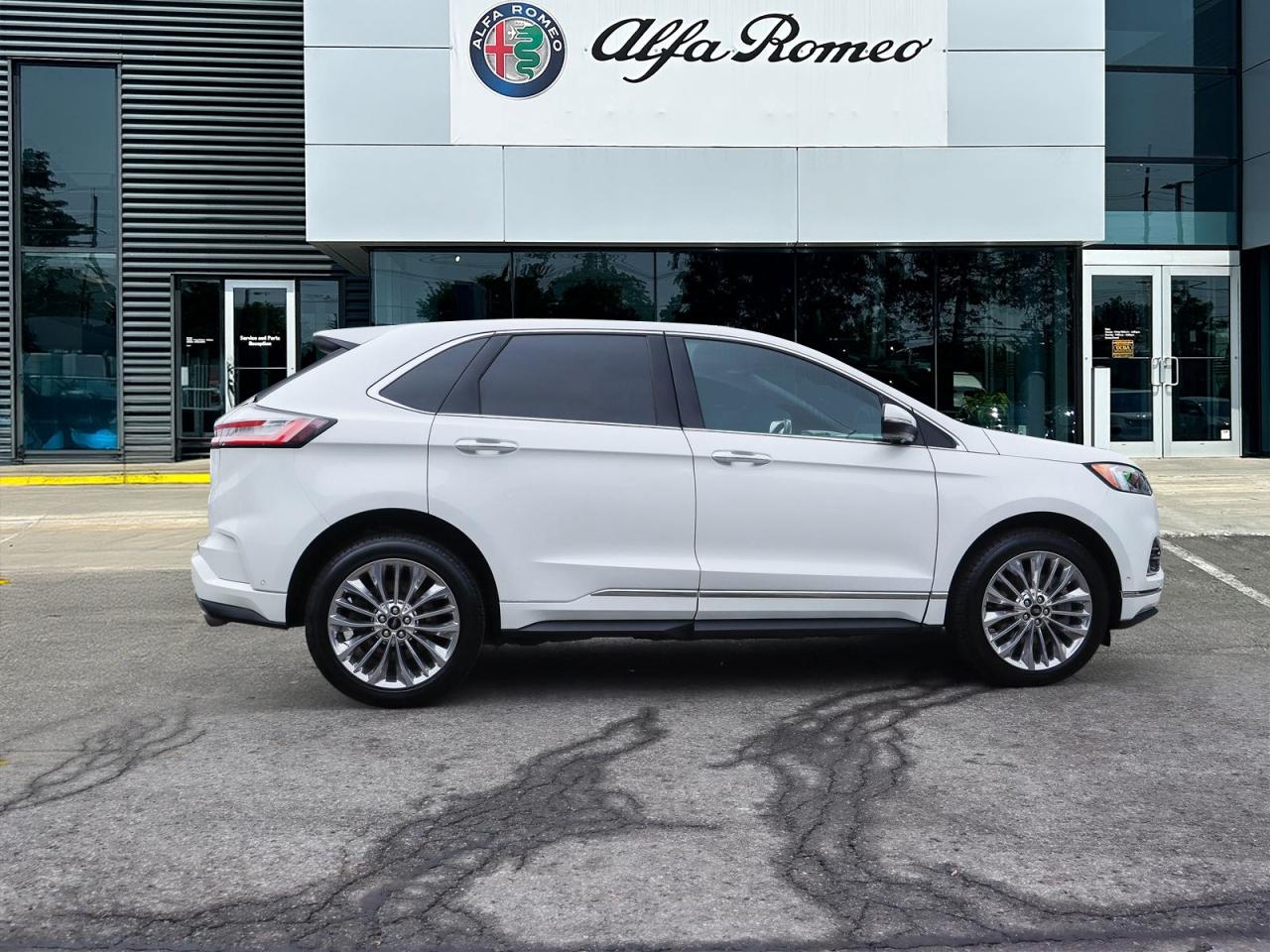 2022 Ford Edge Titanium AWD Photo3