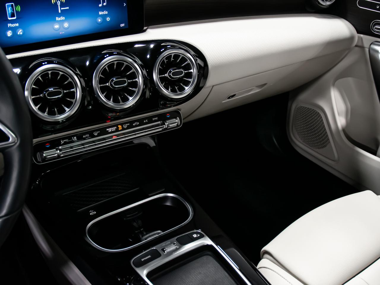 2024 Mercedes-Benz CLA 250 4MATIC LOW KM REAR VIEW CAM PADDLE SHIFTERS Photo