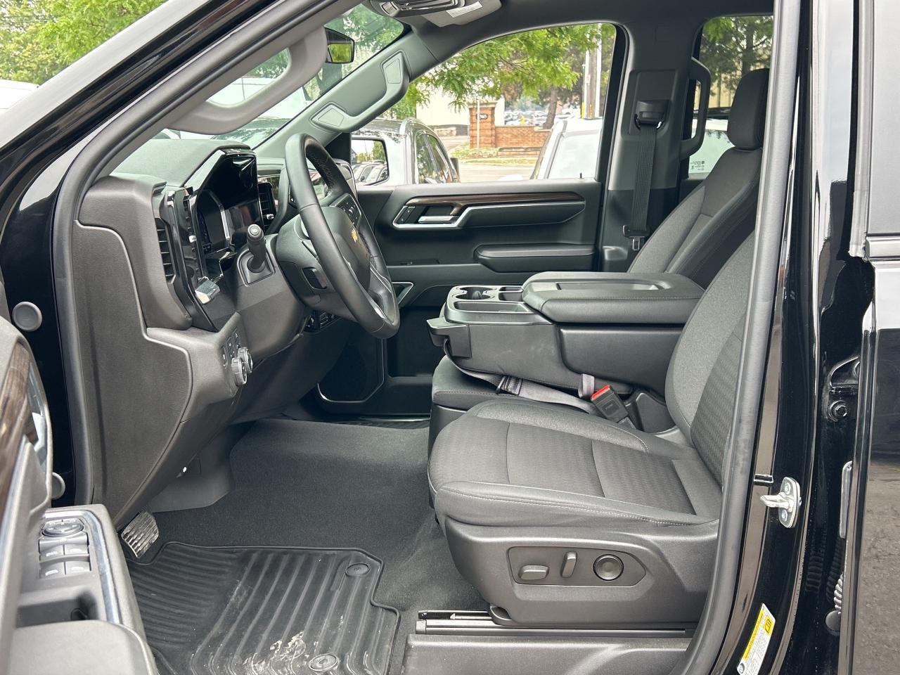 2025 Chevrolet Silverado 1500 4WD CREW CAB, 5.3LV8, NAVI, CARPLAY, ANDROID AUTO Photo