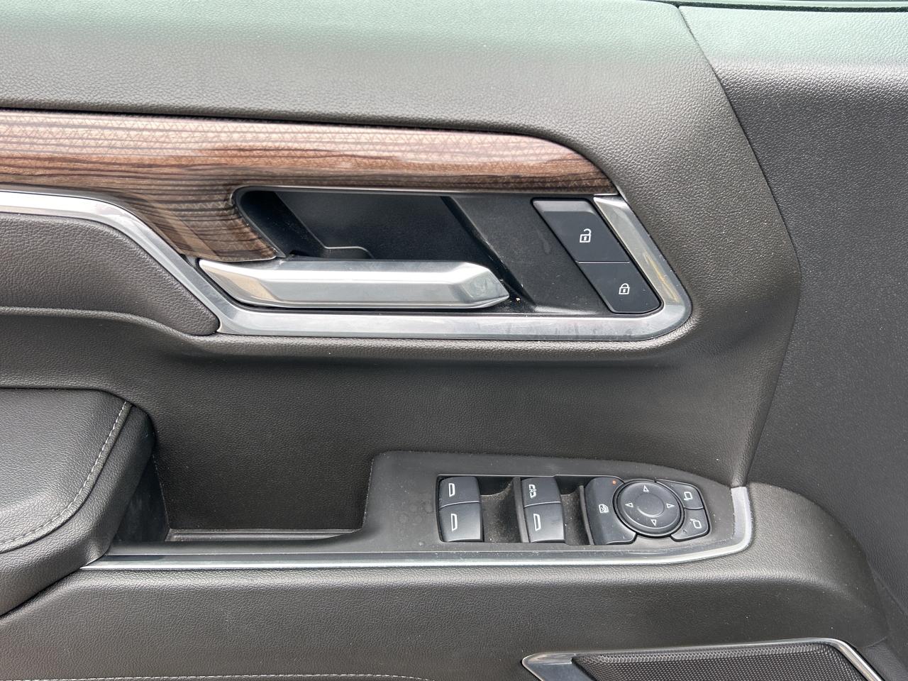 2025 Chevrolet Silverado 1500 4WD CREW CAB, 5.3LV8, NAVI, CARPLAY, ANDROID AUTO Photo