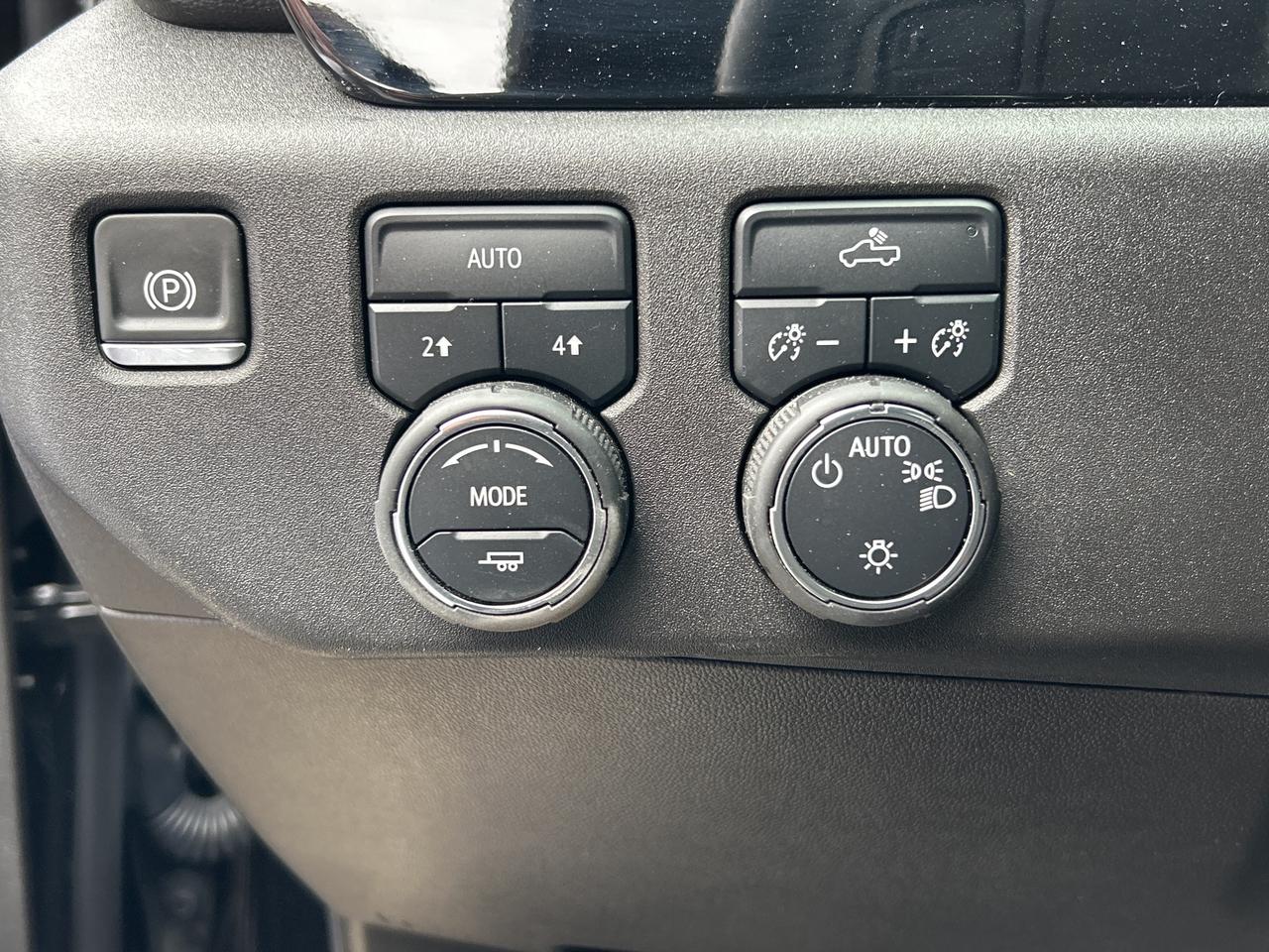 2025 Chevrolet Silverado 1500 4WD CREW CAB, 5.3LV8, NAVI, CARPLAY, ANDROID AUTO Photo