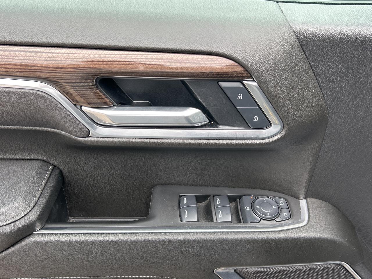 2025 Chevrolet Silverado 1500 4WD CREW CAB, 5.3LV8, NAVI, CARPLAY, ANDROID AUTO Photo