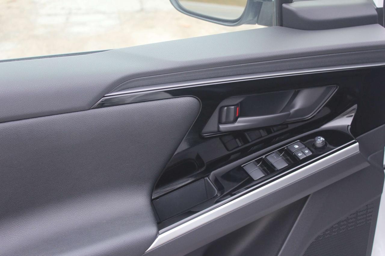 2023 Toyota bZ4X XLE All Wheel Drive, No Accidents, One Owner Photo