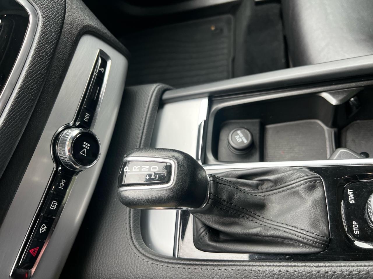 2017 Volvo XC90 AWD 5dr T5 Momentum 7-Passenger Photo