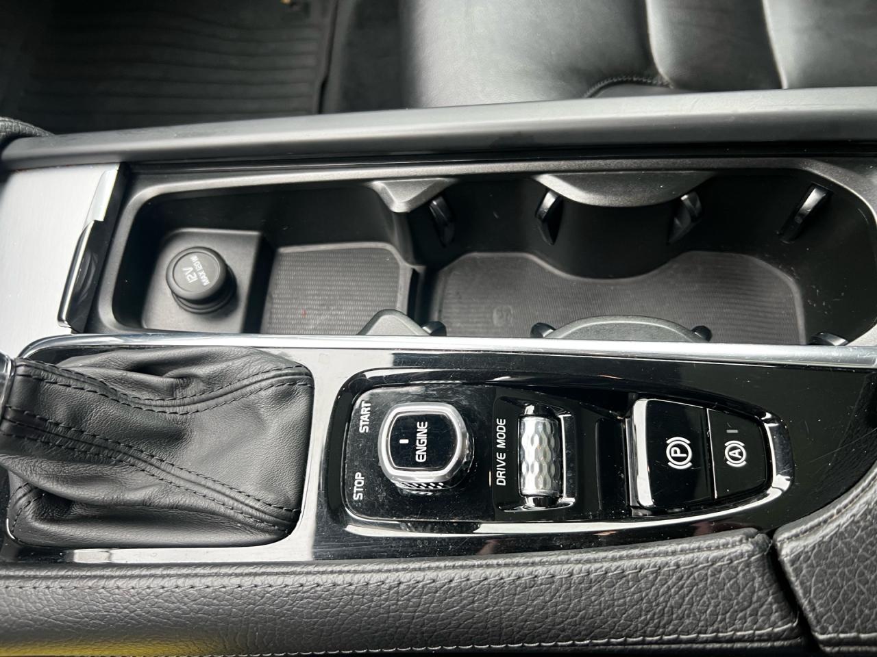 2017 Volvo XC90 AWD 5dr T5 Momentum 7-Passenger Photo