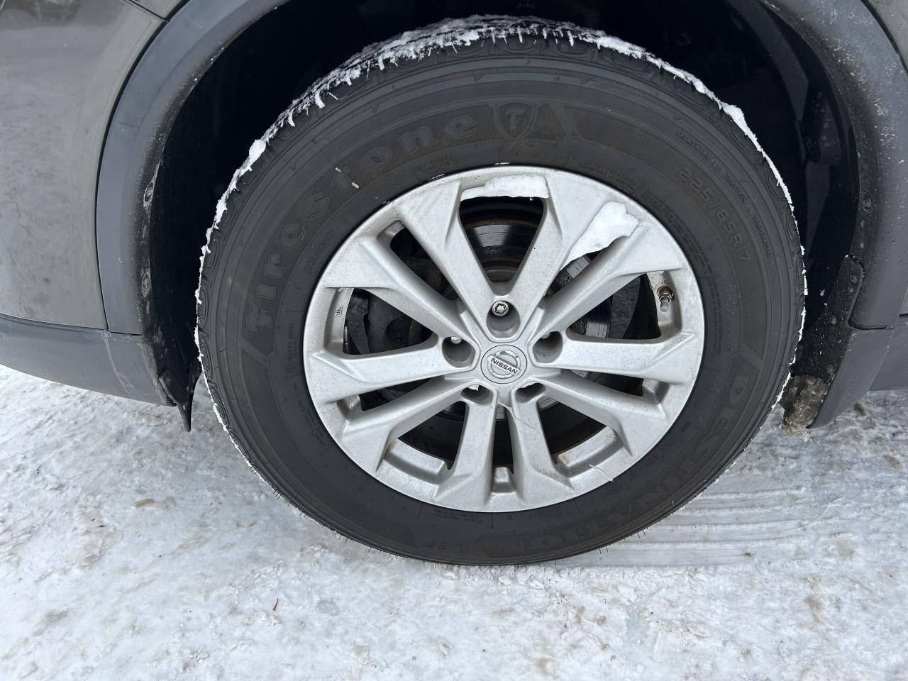 2015 Nissan Rogue SV Photo