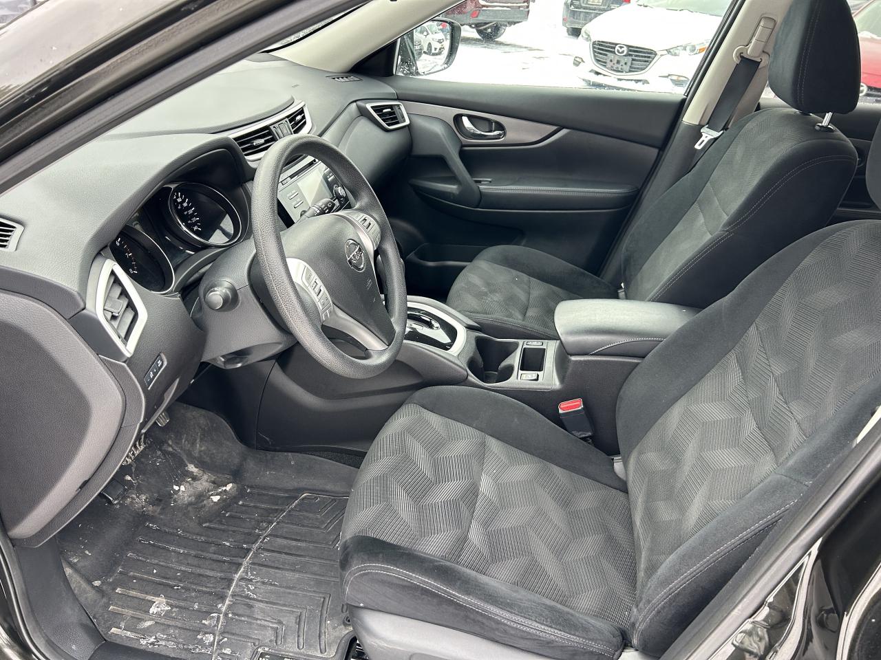 2015 Nissan Rogue SV Photo