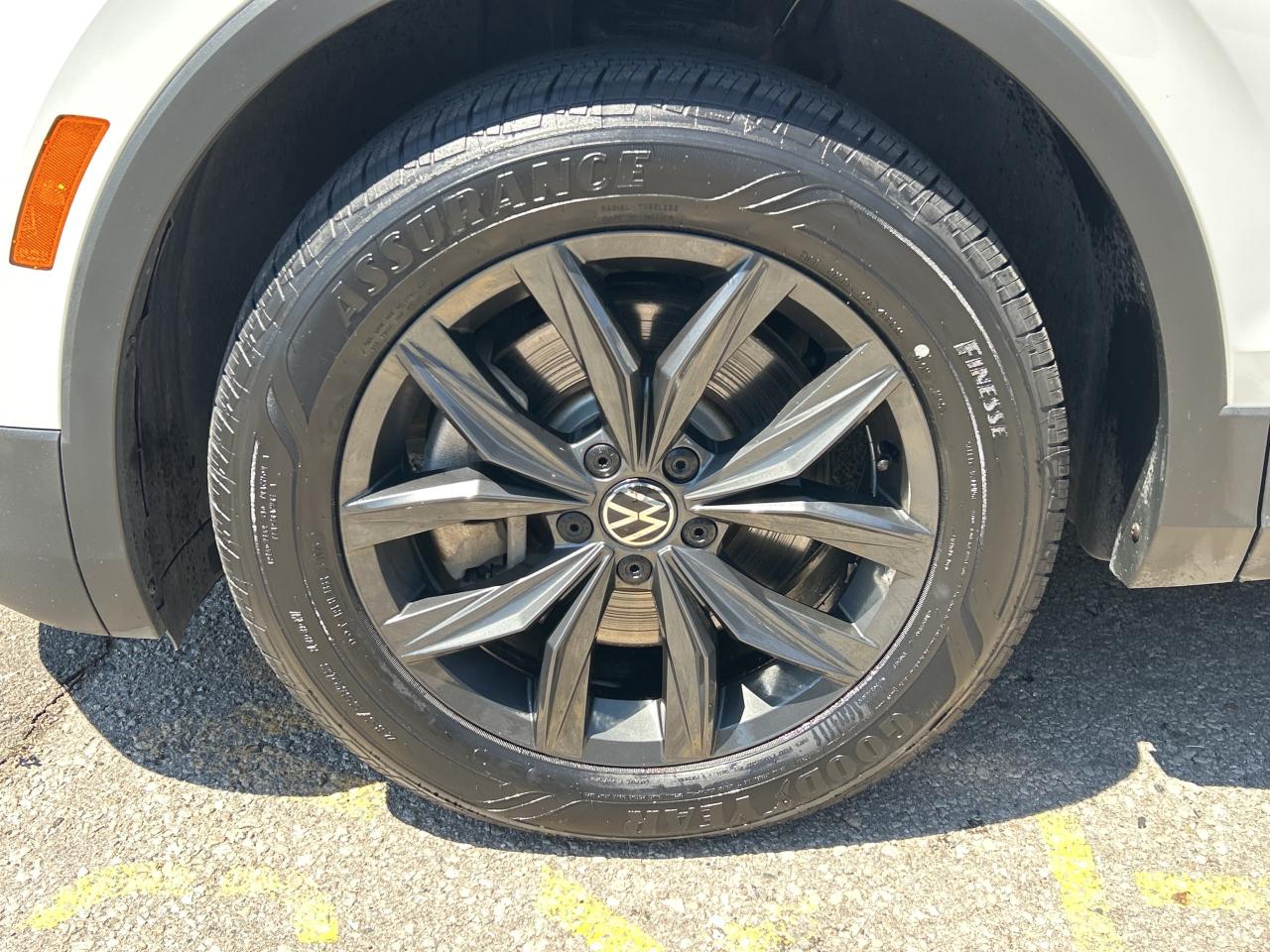 2024 Volkswagen Tiguan NEW TIRES & BRAKES, PANOROOF,CARPLAY, REMOTE START Photo