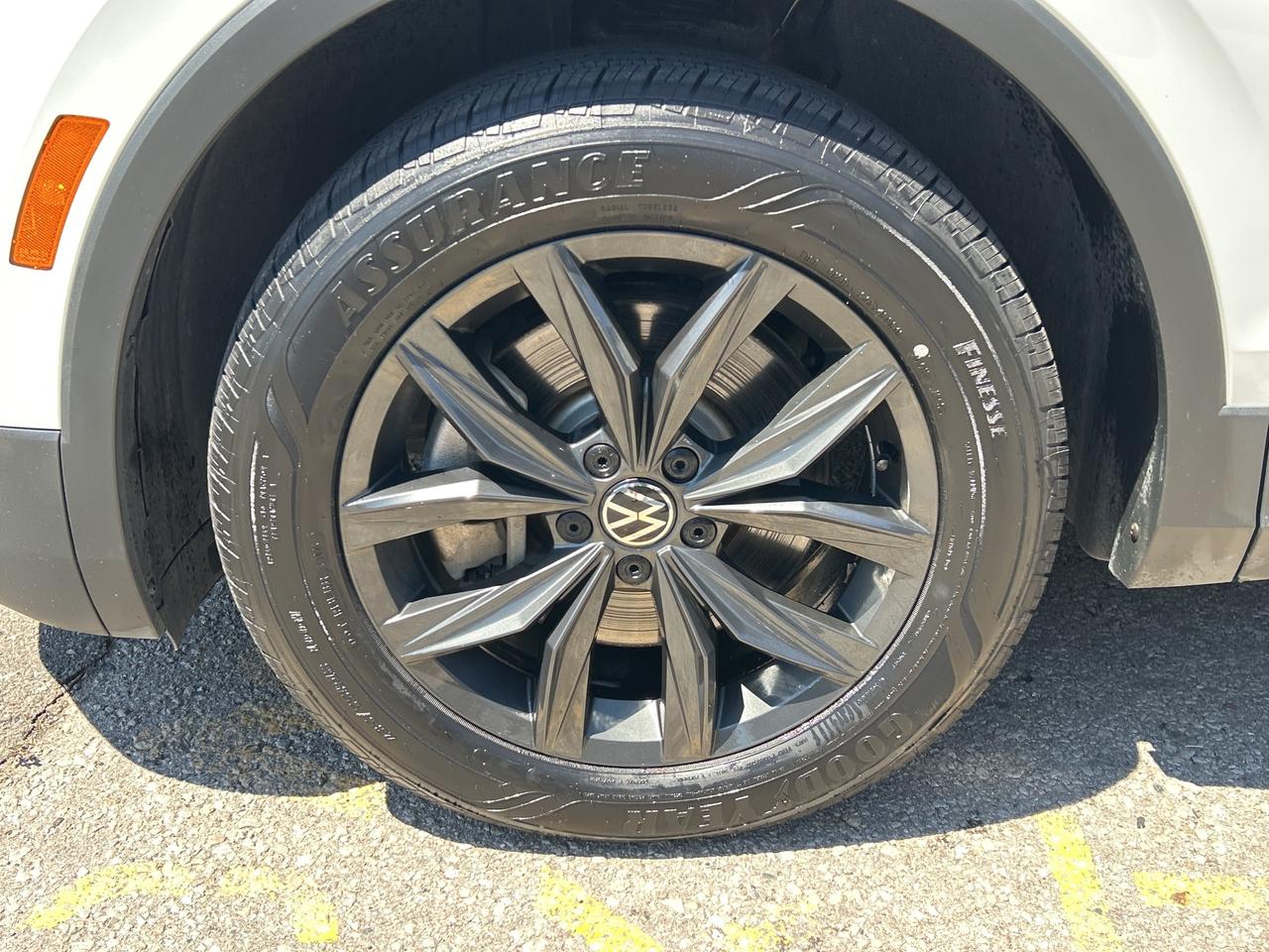 2024 Volkswagen Tiguan NEW TIRES & BRAKES, PANOROOF,CARPLAY, REMOTE START Photo