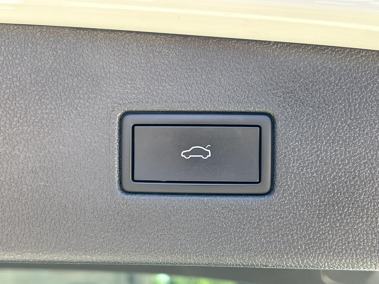 2024 Volkswagen Tiguan NEW TIRES & BRAKES, PANOROOF,CARPLAY, REMOTE START Photo