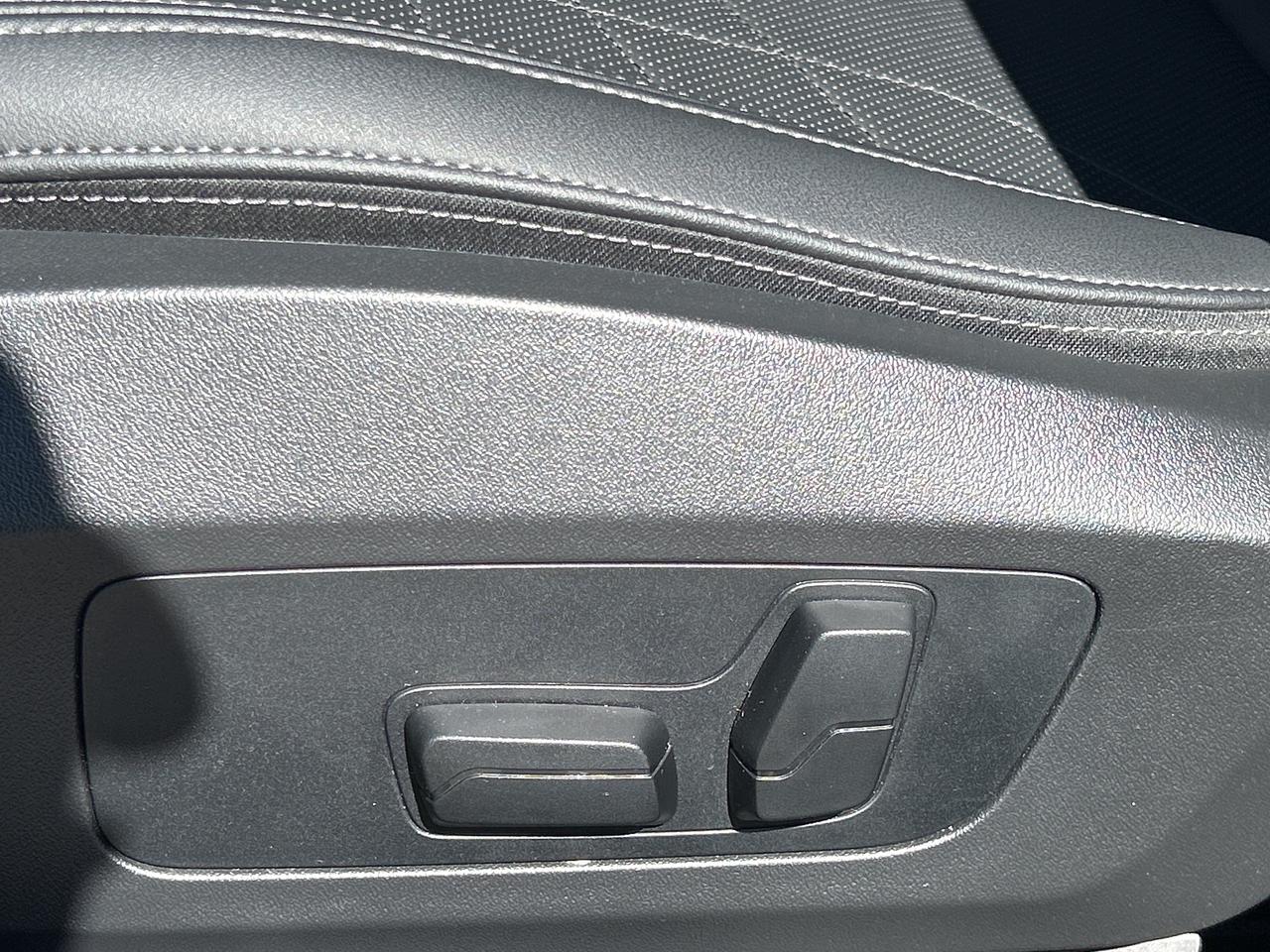 2025 BMW X2 AMBIENT LIGHT, PANO, PARK ASSIST, NAV, CARPLAY Photo