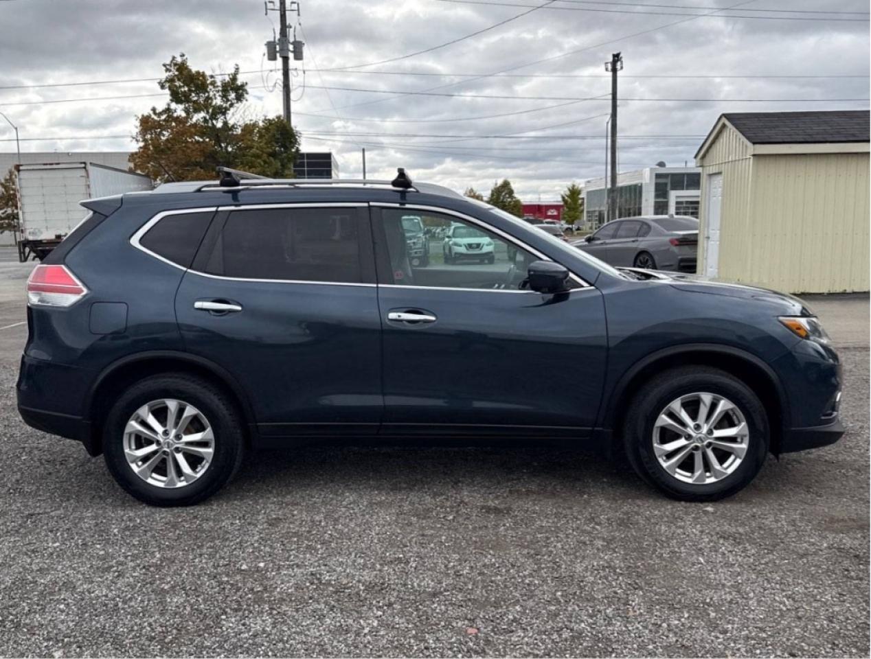 2016 Nissan Rogue SV Photo