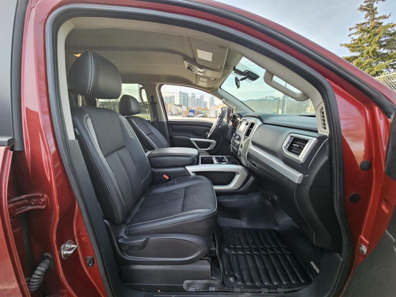 2018 Nissan Titan 4x4 Crew Cab Photo
