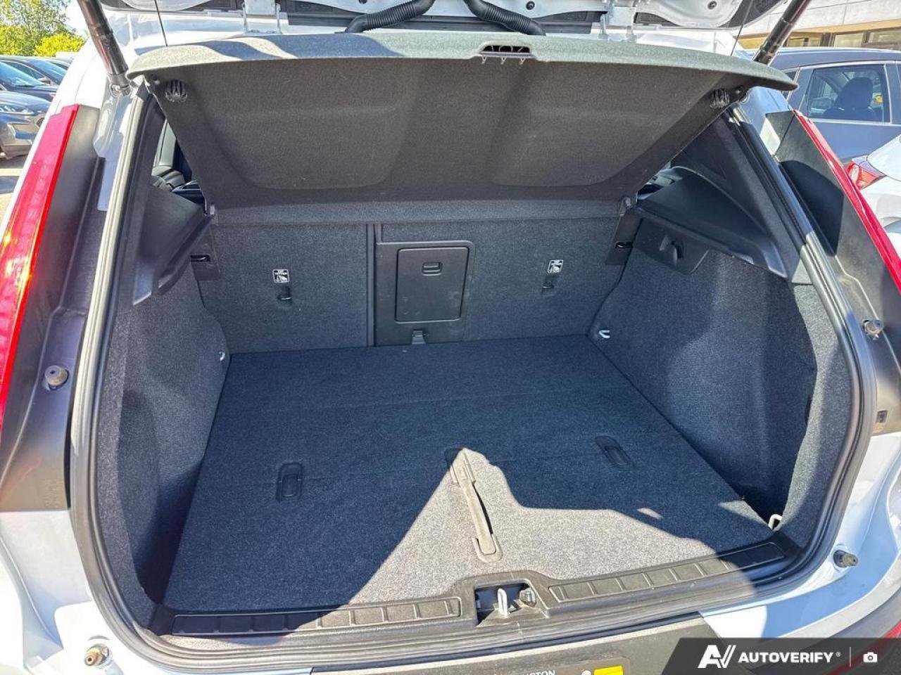 2021 Volvo XC40 T5 Momentum BACKUP CAM   BLUETOOTH   HTD SEATS   K Photo