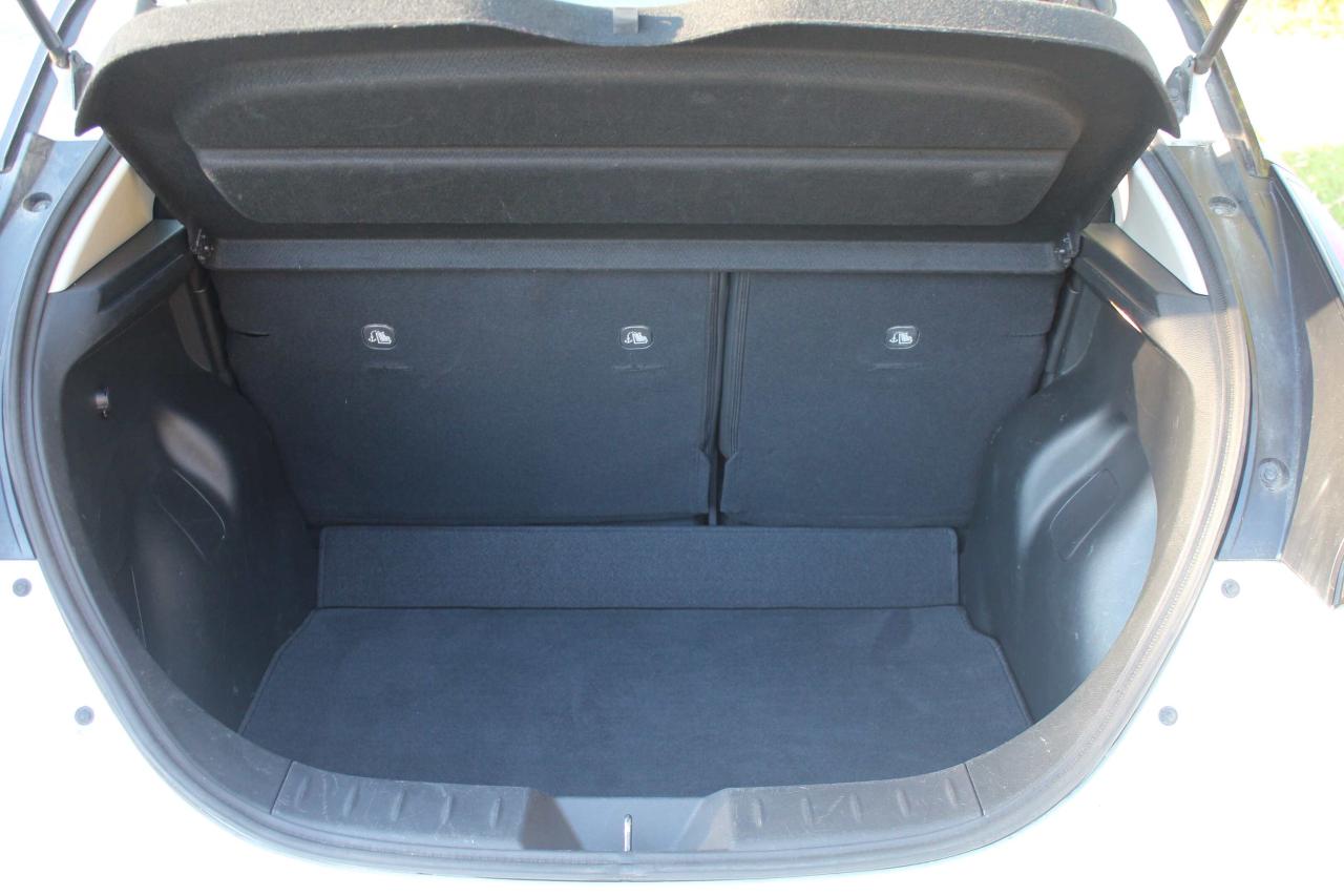 2023 Nissan Leaf SV Hatchback, Safety Certified Photo4