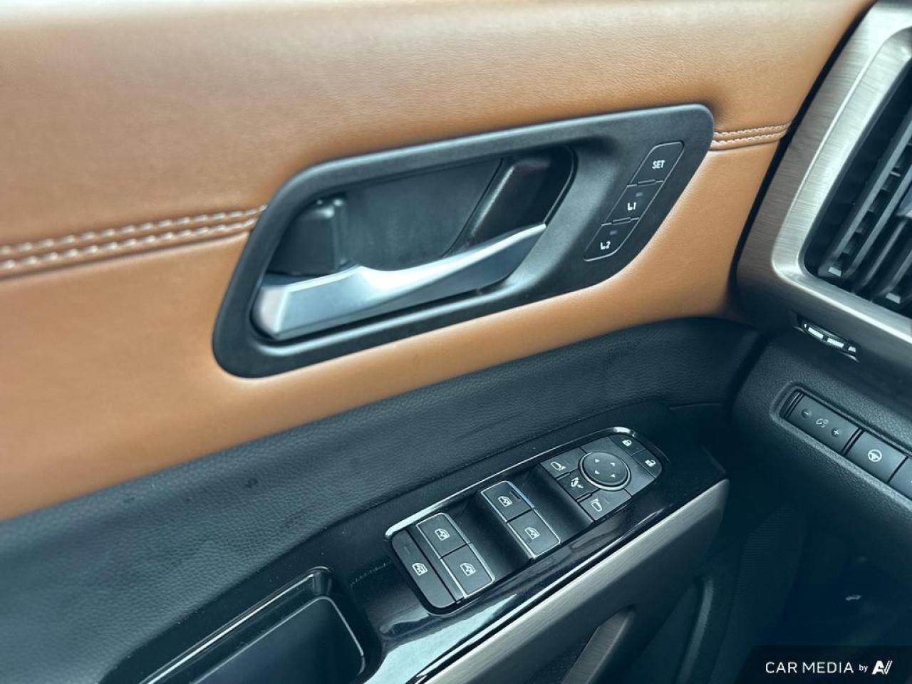 2024 Nissan Pathfinder Platinum BACKUP CAM   BLUETOOTH   HTD & CLD SEATS Photo