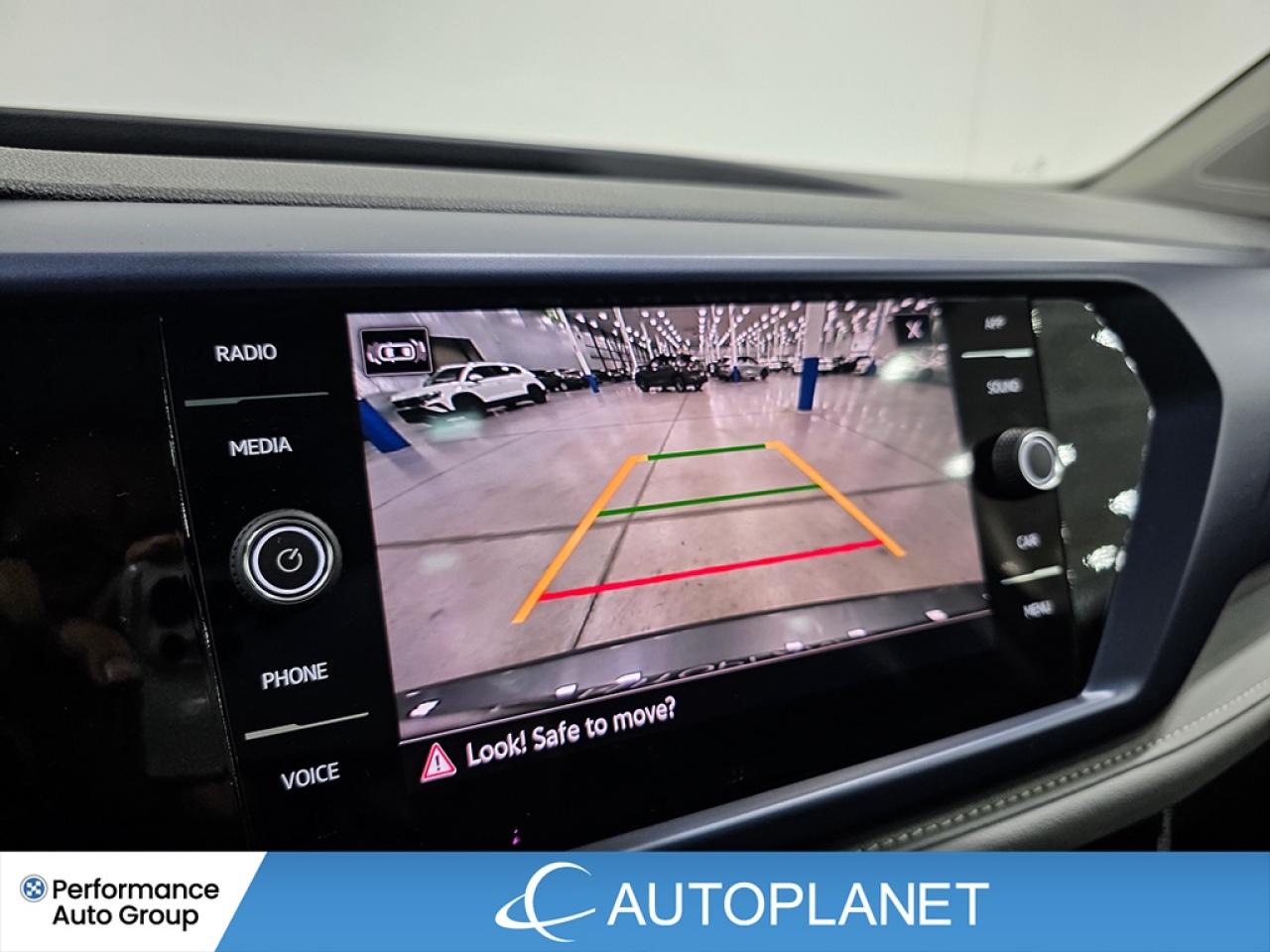 2024 Volkswagen Taos Comfortline, Pano Roof, Back Up Cam, Heated Seats Photo