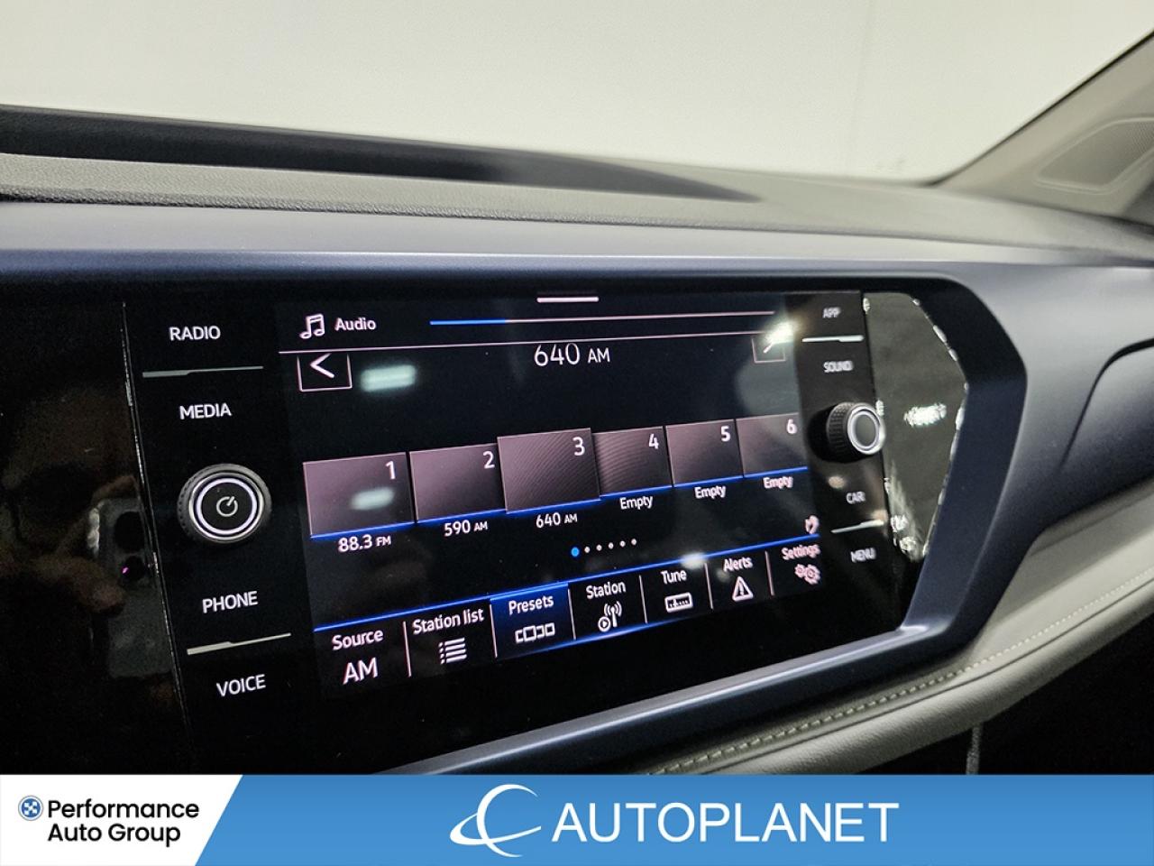 2024 Volkswagen Taos Comfortline, Pano Roof, Back Up Cam, Heated Seats Photo