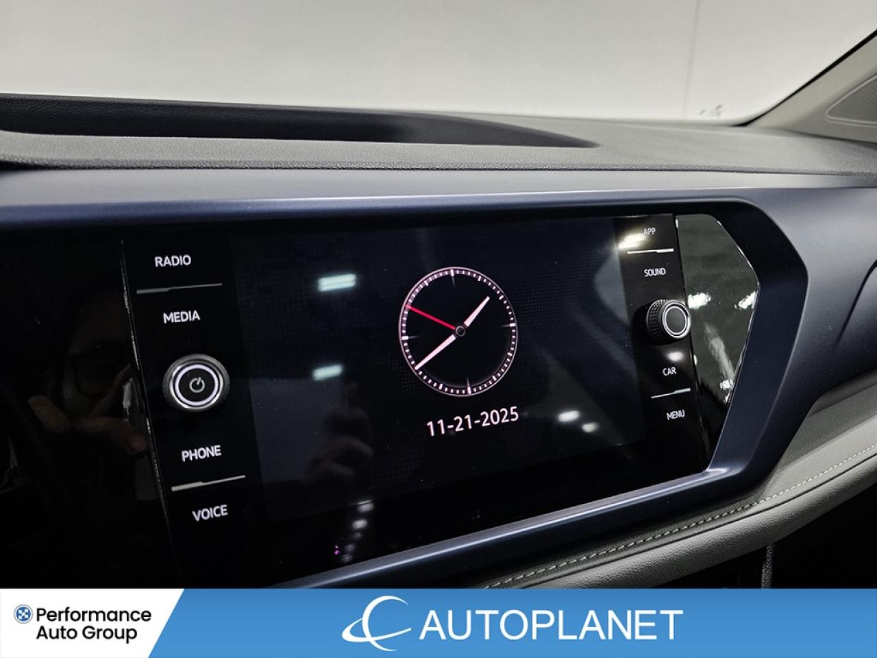 2024 Volkswagen Taos Comfortline, Pano Roof, Back Up Cam, Heated Seats Photo