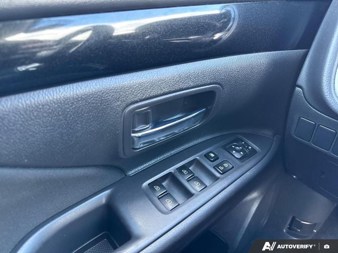 2020 Mitsubishi Outlander ES BACKUP CAM   BLUETOOTH   HTD SEATS   KEYLESS EN Photo