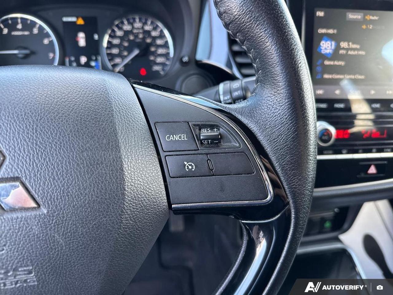 2020 Mitsubishi Outlander ES BACKUP CAM   BLUETOOTH   HTD SEATS   KEYLESS EN Photo