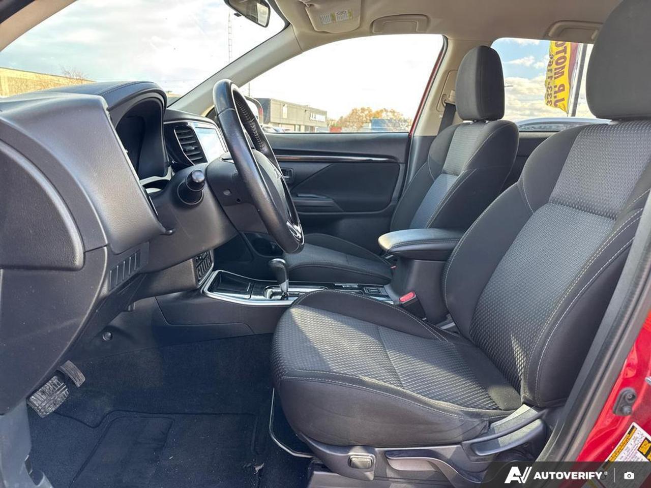 2020 Mitsubishi Outlander ES BACKUP CAM   BLUETOOTH   HTD SEATS   KEYLESS EN Photo