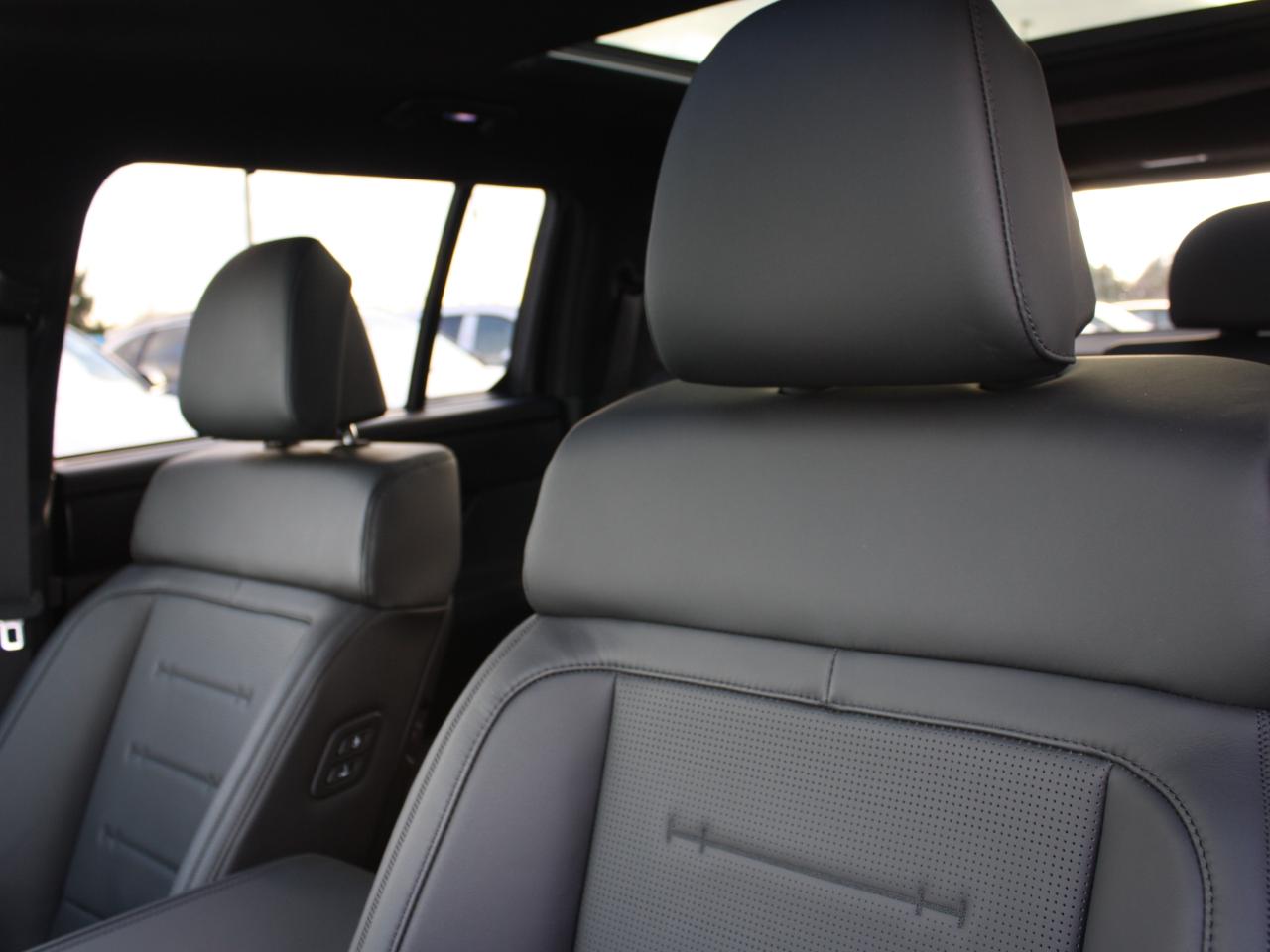 2025 Hyundai Santa Fe Ultimate Demo / Leather / Nav / Free Winter Tires Photo