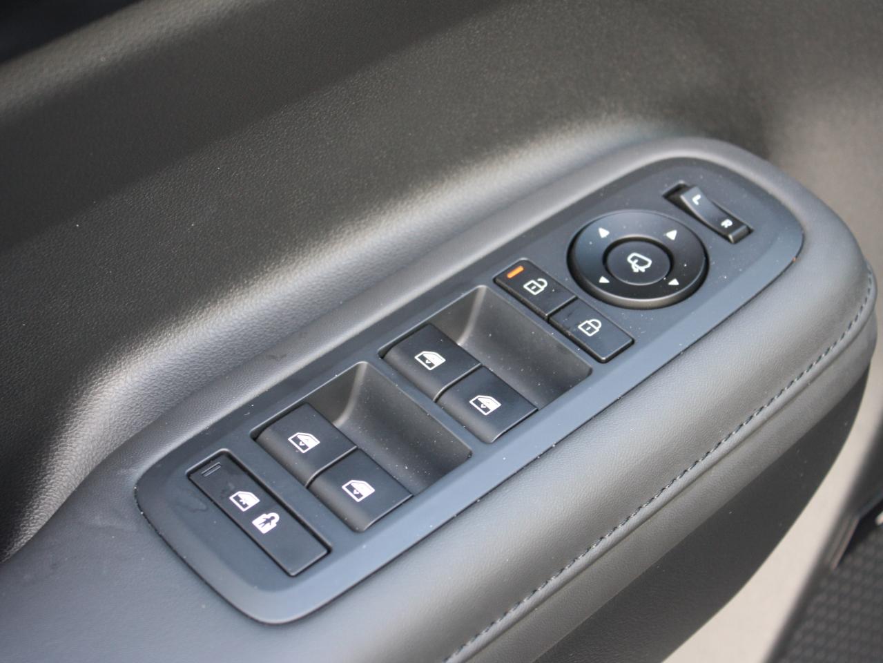 2025 Hyundai Santa Fe Ultimate Demo / Leather / Nav / Free Winter Tires Photo