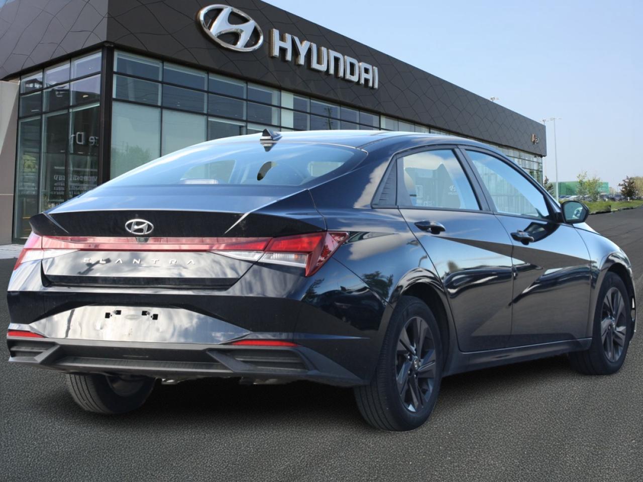 2022 Hyundai Elantra Preferred IVT w-Sun & Tech Package Photo4