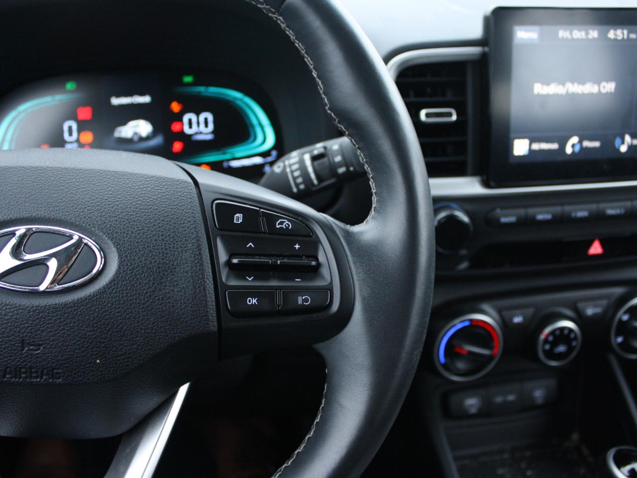 2023 Hyundai Venue Preferred / Heated Seats / Apple CarPlay / Android Photo